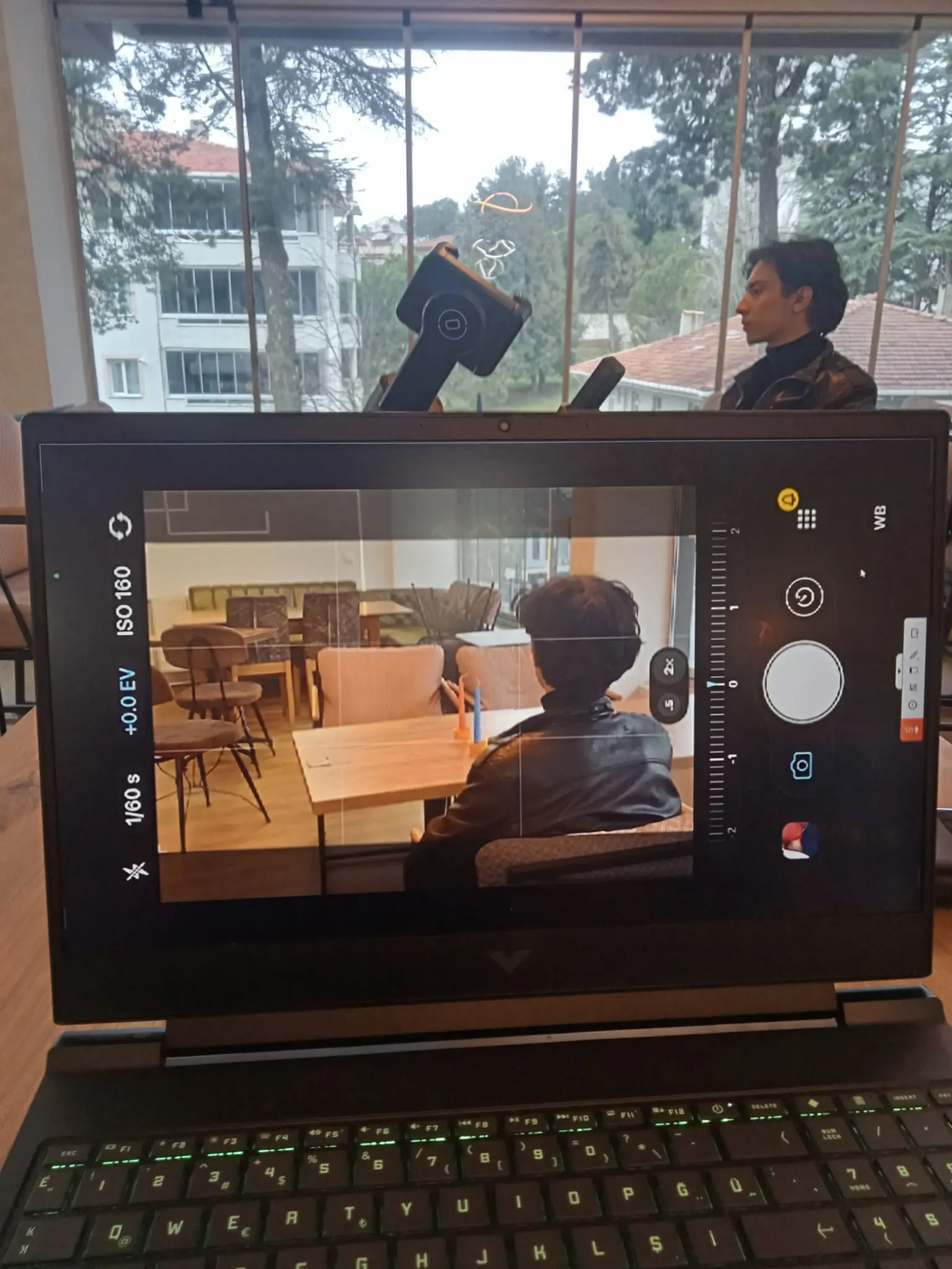 V1 Production çekim mekanından kamera arkası bir görüntü